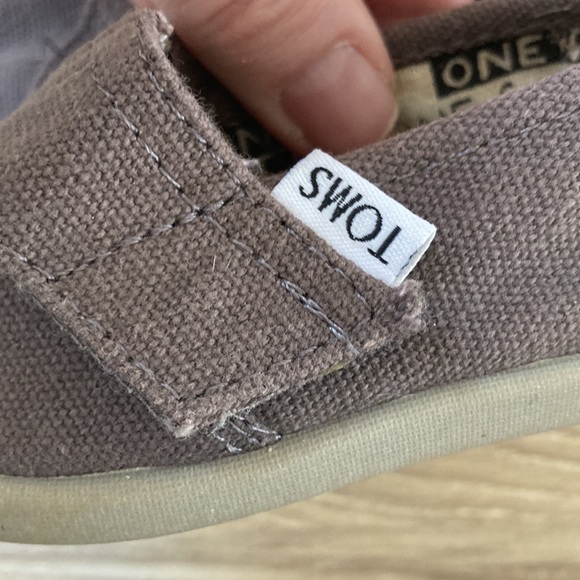 Gray TOMS Size 4 - Picture 3 of 4